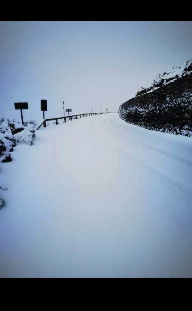 Chiuso l’accesso al Parco Nazionale El Teide a causa della neve e del ghiaccio sul manto stradale.