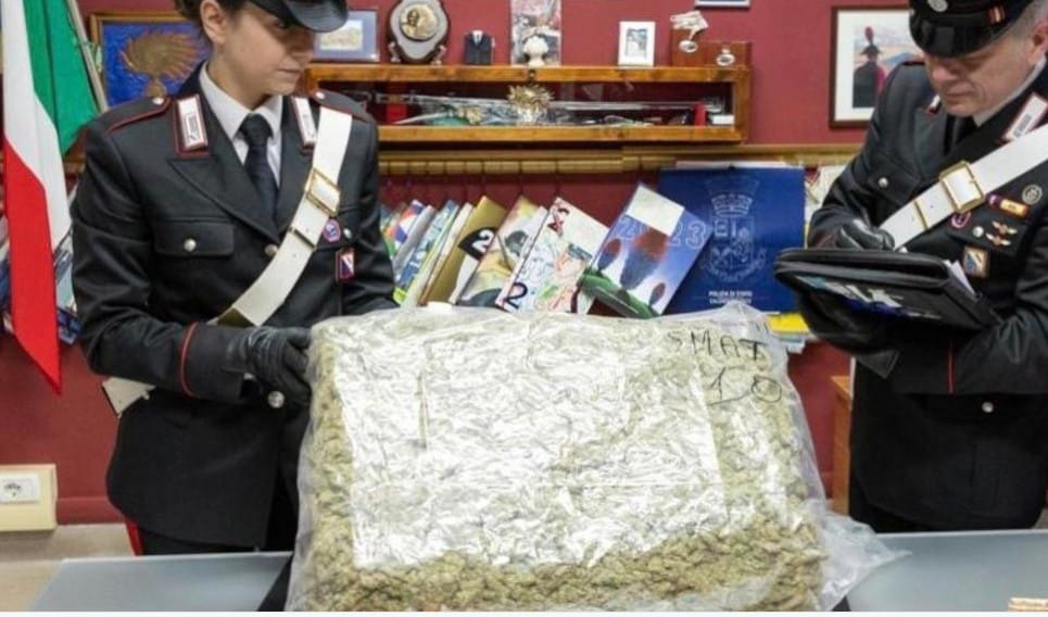 Compra pastori sul web: gli consegnano un pacco di droga