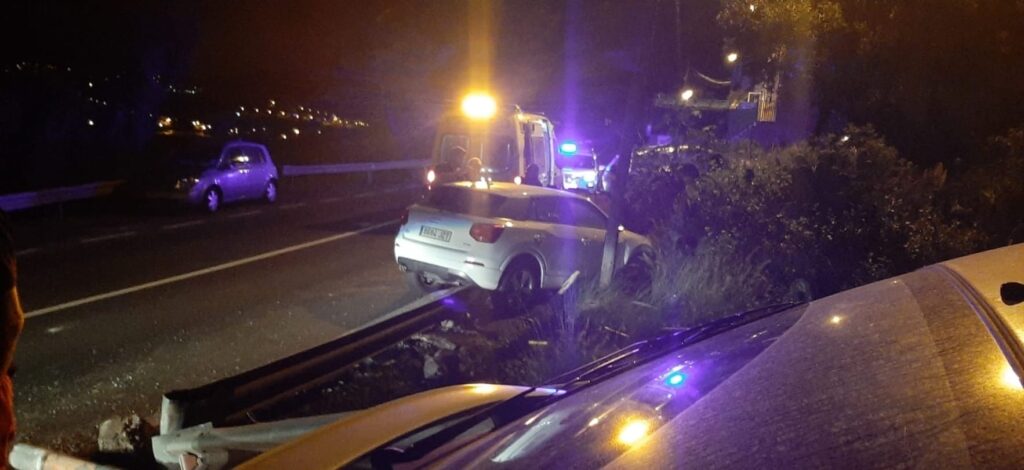 Un’auto si schianta contro la recinzione dell’autostrada a San Lorenzo