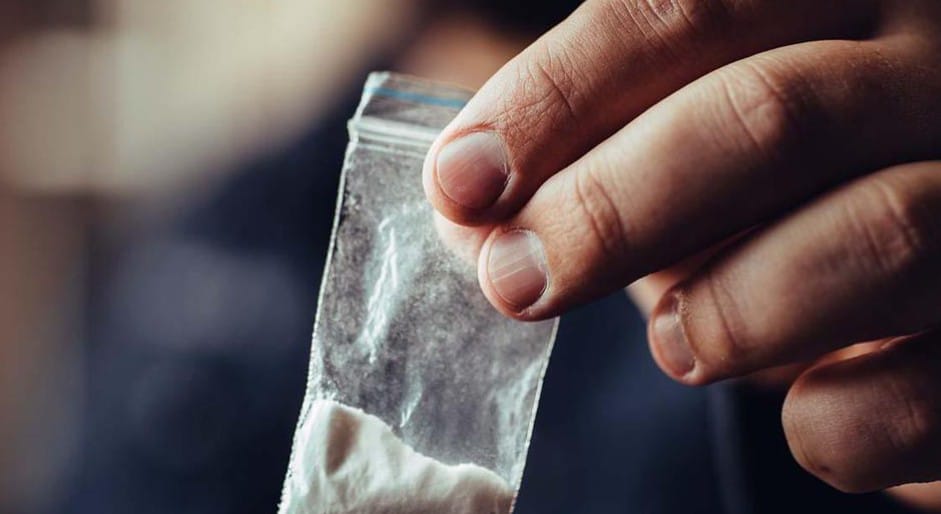 Beccato con oggetti rubati in casa, 850 euro e tre tipi di droga a Las Americas