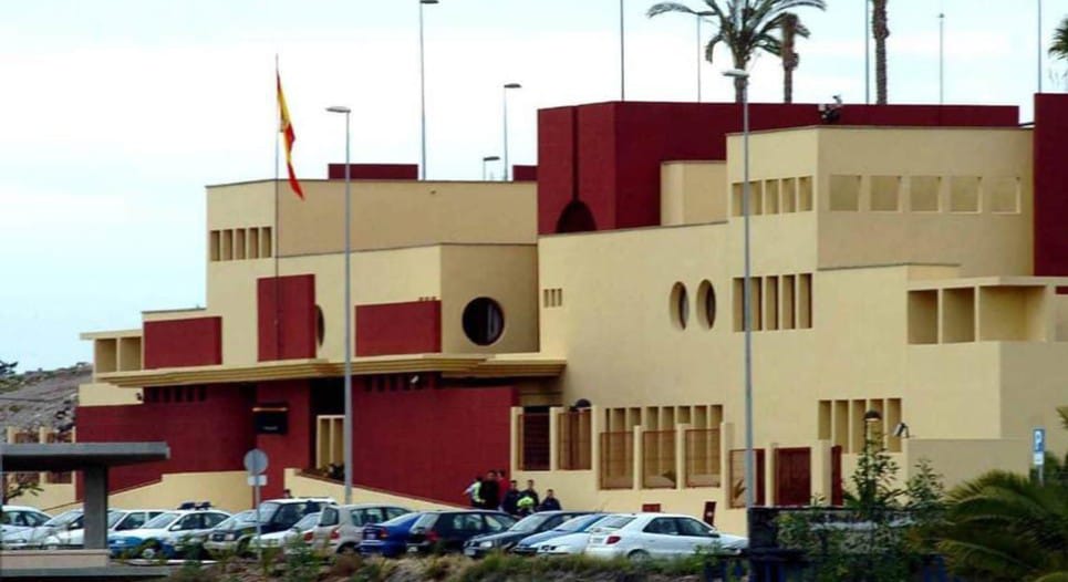 Un detenuto frattura il naso a un agente di polizia a Tenerife.