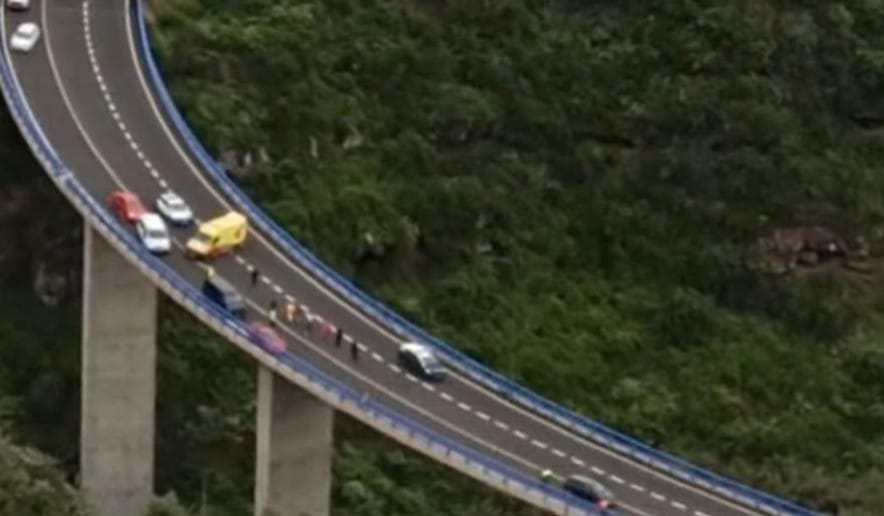 Un vigile del fuoco ha evitato che un uomo cadesse dal ponte della Tejina