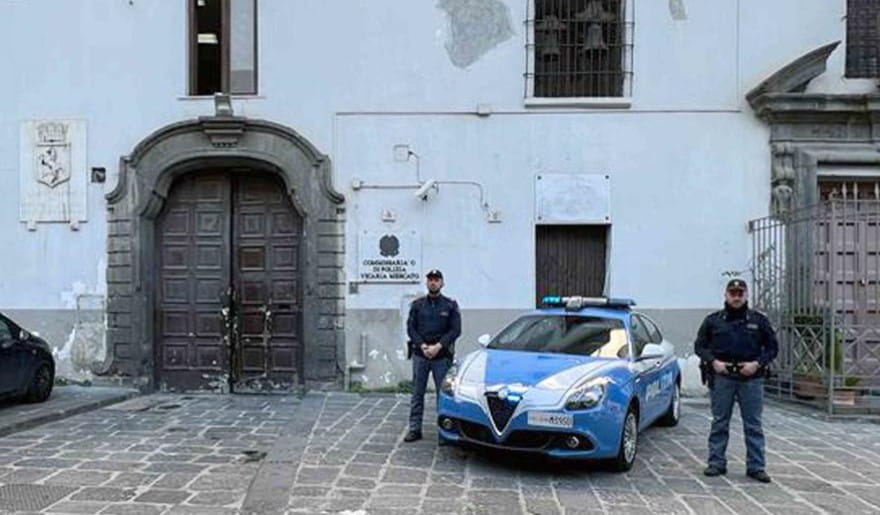 Poliziotto spara per difendere collega accoltellato, muore 29enne: agente indagato per omicidio colposo
