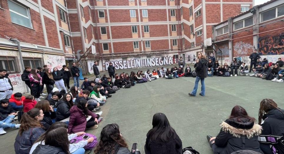 Il prof mi ha portato in bagno e mi ha perquisito in mutande”: la denuncia dello studente del liceo Rossellini