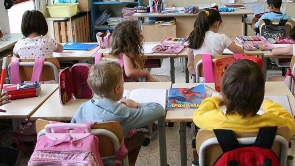 Un bambino su 5 non sa scrivere in corsivo. “Colpa di tablet e cellulari”. L’allarme della Sapienza.