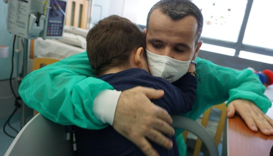 Torna a casa Mario, il bambino di 5 anni che respira grazie al polmone donato dal suo papà Ánduel