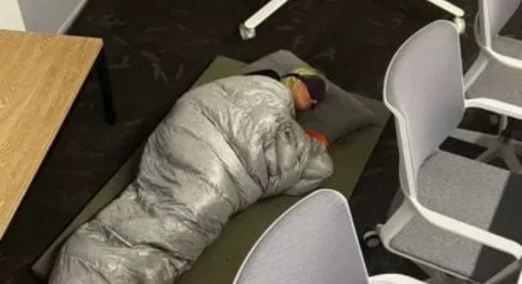 Musk licenzia Esther Crawford, la dipendente Twitter che dormiva in ufficio