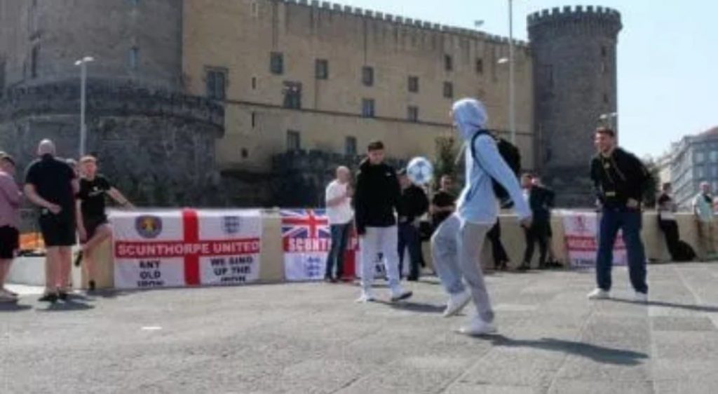 ️Napoli, partita di pallone in piazza tra tifosi inglesi e napoletani.