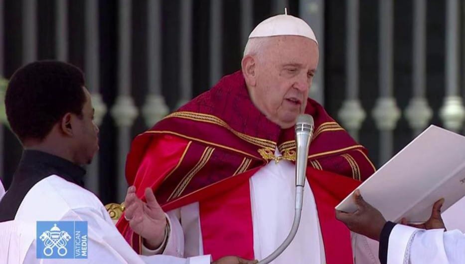 San Pietro, papa Francesco ai fedeli: “Avete pregato per me, grazie”