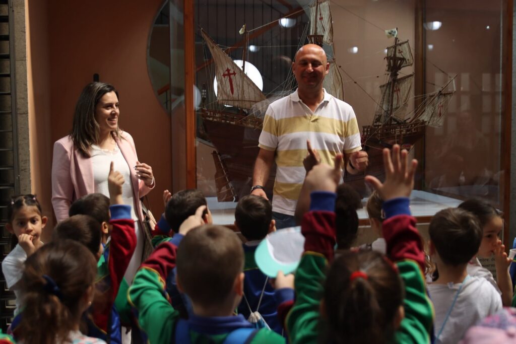 Diverse centinaia di scolari dei centri educativi del comune visitano il centro storico e il municipio.