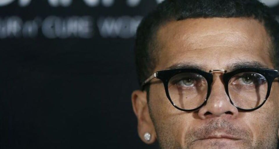 Dani Alves dichiara che il rapporto sessuale con la vittima era consensuale: “Tutto ciò che è accaduto all’interno del bagno è stato un atto libero e volontario”.