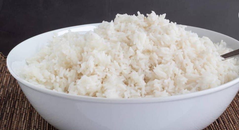 I medici chiedono l’eliminazione del riso bianco dalla dieta: “È come mangiare zucchero”.