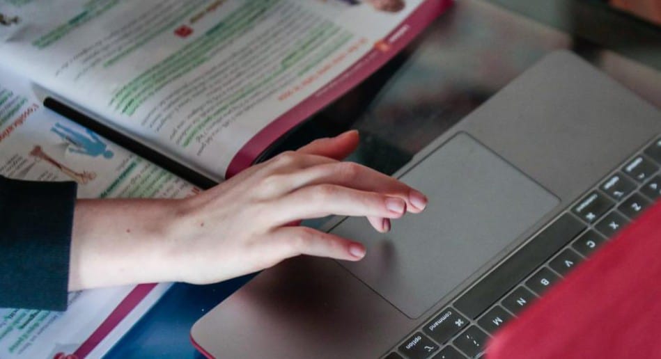 Tutti in gita senza dirlo alla compagna disabile che resta in classe sola