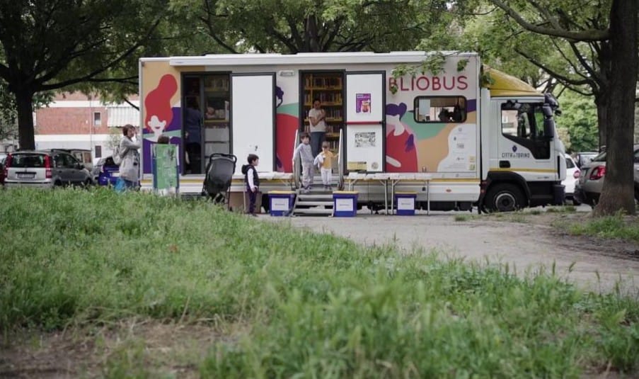 La biblioteca su ruote che porta i libri in tutta la città: “Così la cultura è democratica”