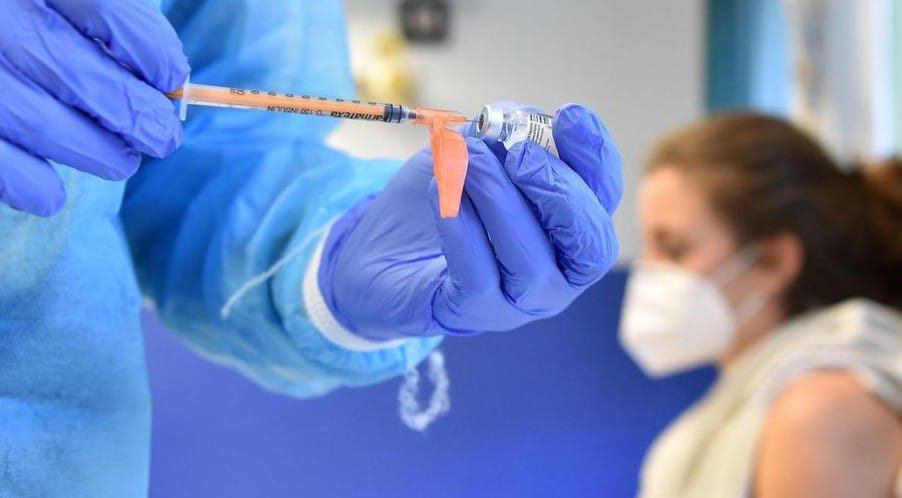 Covid, 15 milioni di vaccini da buttare. “In autunno un nuovo monovalente”