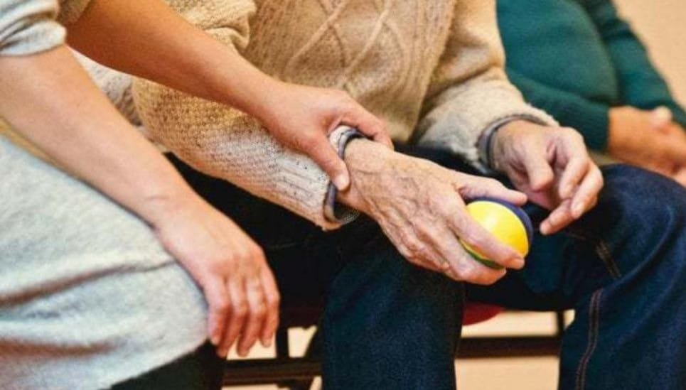 Lo sposa, gli fa interrompere le cure per l’Alzheimer e gli porta via 2,5 milioni di euro