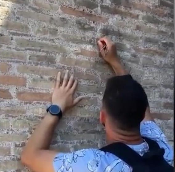 Ivan+Hayley, turista sfregia il Colosseo con i nomi di coppia: rischia carcere e maxi multa. Sangiuliano: “Atto gravissimo”