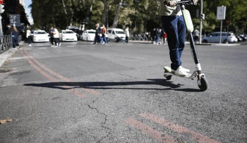 Santa Cruz si impegna a regolamentare i monopattini elettrici invece di vietarli come a Parigi