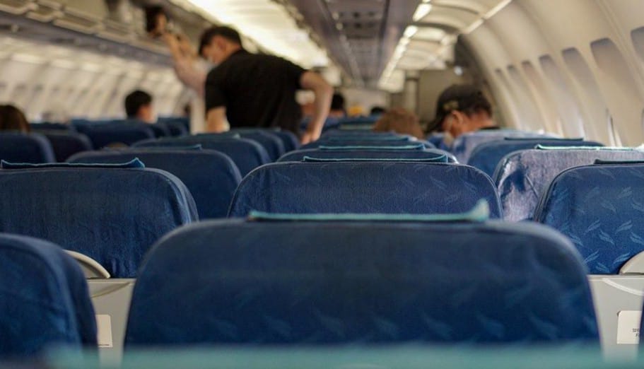 Il calvario raccontato dai passeggeri di un volo da Tenerife: “Era come una serra”.