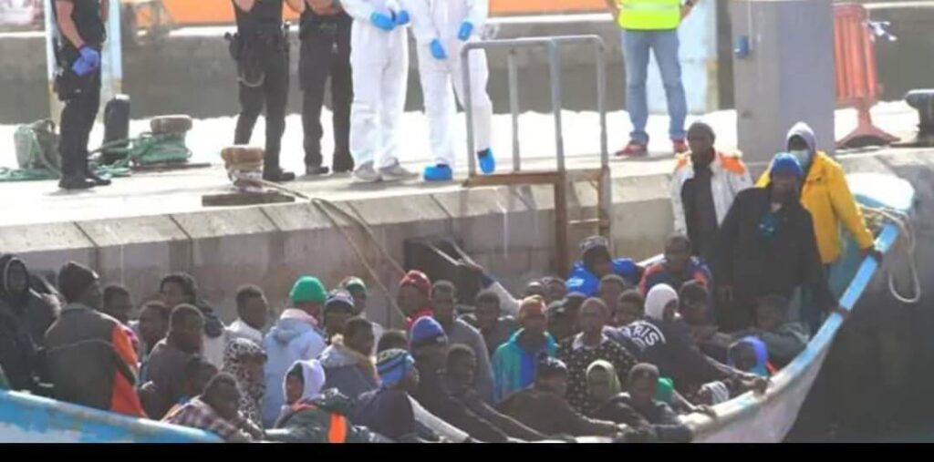 La Croce Rossa assiste 52 migranti arrivati sulla costa di Arona.