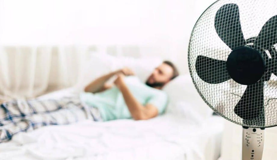 Dormire tutta la notte con il ventilatore non è una buona idea come sembra: ecco le conseguenze