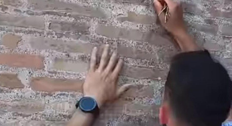 “Non sapevo che il Colosseo fosse antico”. L’assurda scusa del personal trainer inglese che ha sfregiato la meraviglia di Roma