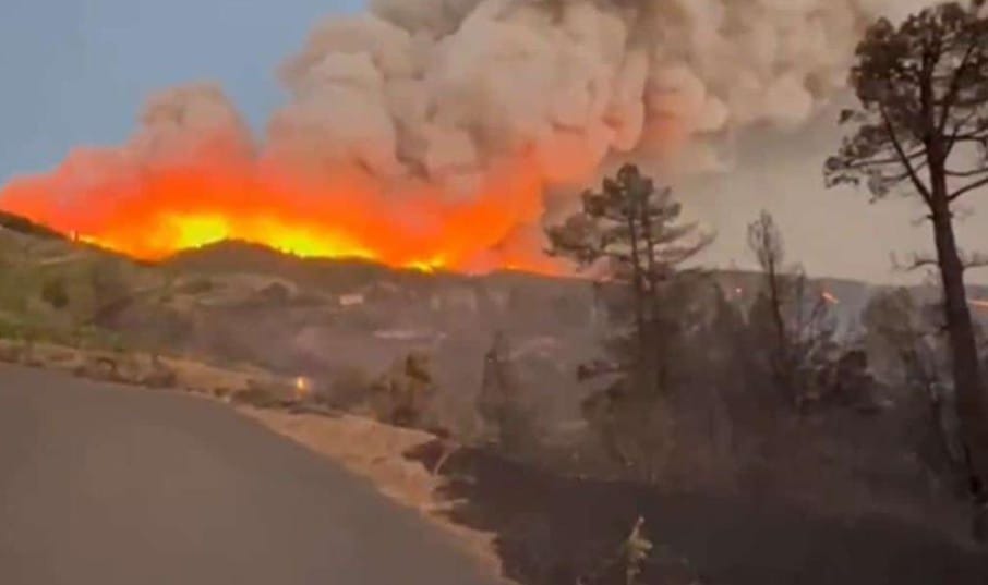 L’incendio di La Palma si è riattivato nella parte alta di Tijarafe e minaccia le case.