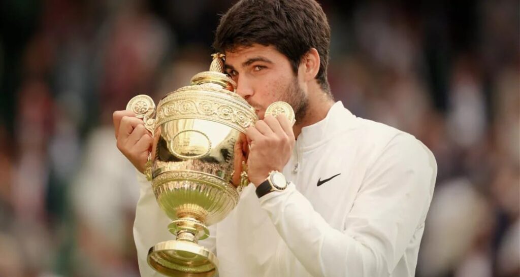 CARLOS ALCARAZ È NELLA STORIA! BATTE DJOKOVIC AL 5° SET E VINCE UNA FINALE EPICA A WIMBLEDON