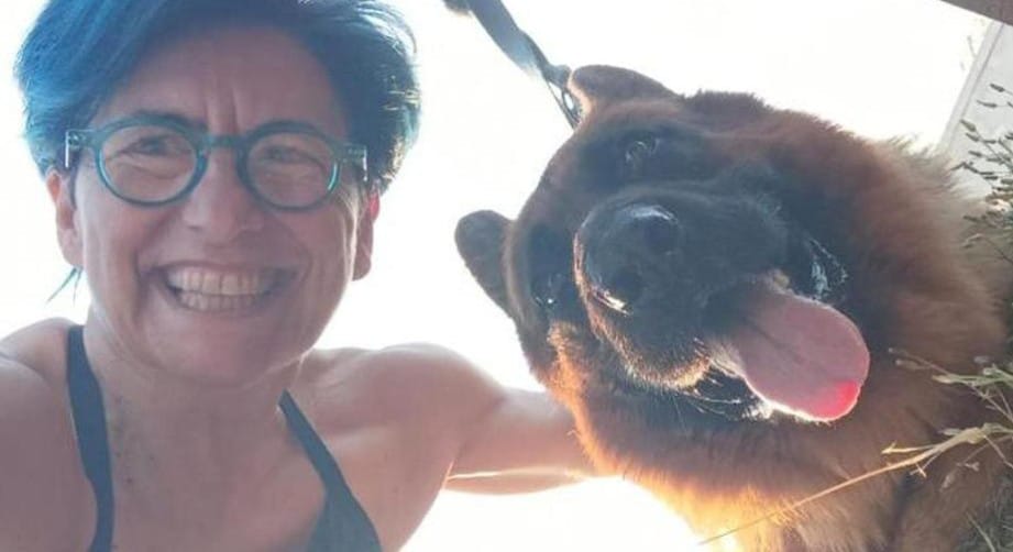 Al mare si addormenta sul materassino e viene trascinata al largo, il suo cane la salva: l’avventura a lieto fine nel Salento