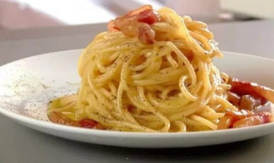 A Singapore la carbonara si fa con il pollo ed è pure sintetico