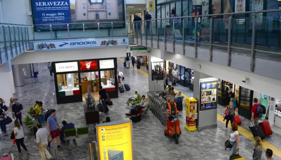 Rischia di perdere l’aereo, si inventa l’allarme bomba e fa evacuare l’aeroporto di Pisa