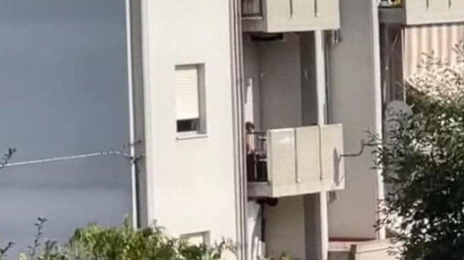 Tira con l’arco contro la madre dopo una lite, frecce dal balcone per colpirla