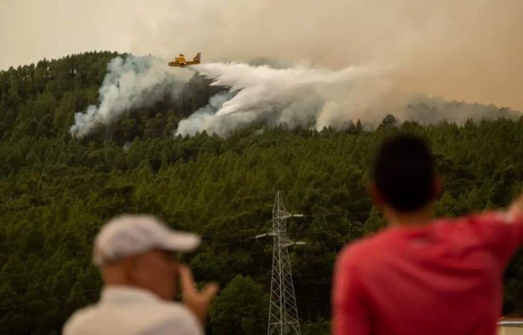 L’incendio di Tenerife è fuori controllo: più di 3.200 ettari bruciati (questa notte) e quasi 8.000 persone evacuate e confinate nelle loro case