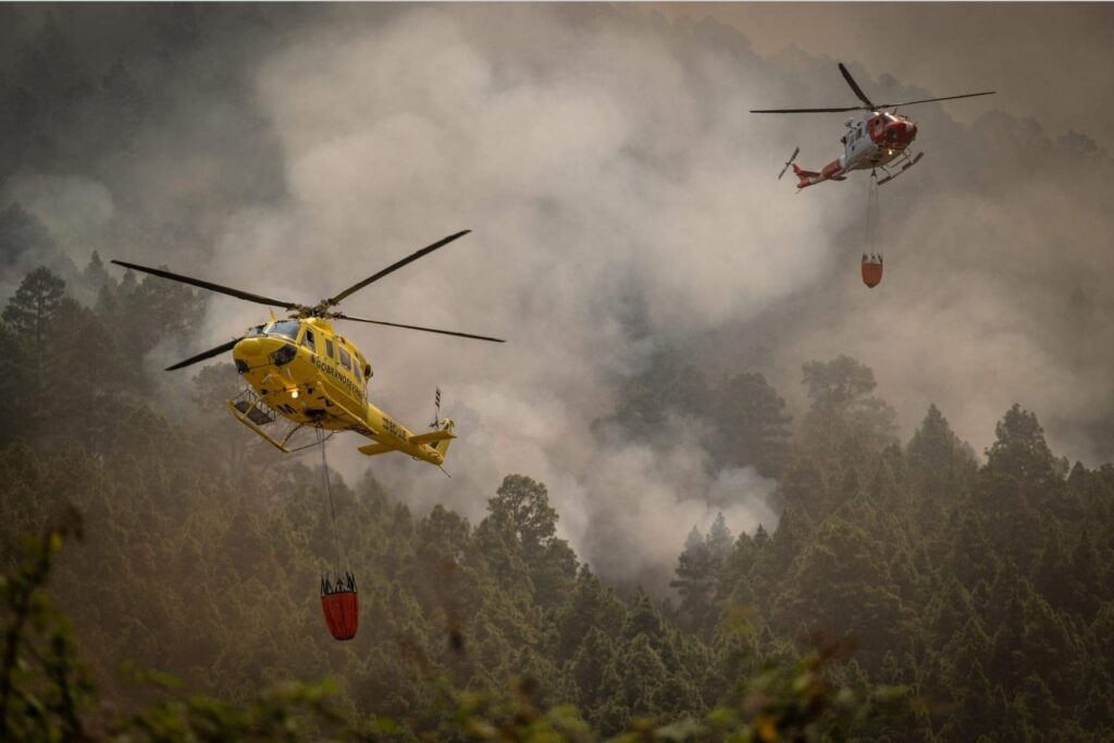 Continuano il lavoro senza sosta per spegnere l’incendio