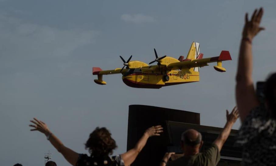 Gli abitanti di Tenerife rendono omaggio agli eroi della lotta contro l’incendio, ormai quasi stabilizzato