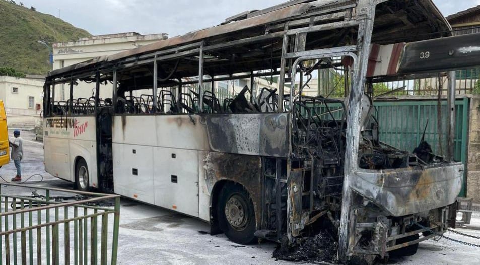 Attentato al Comune di Pozzuoli: sfonda i cancelli con bus e gli dà fuoco. Il sindaco: “Vile attacco”