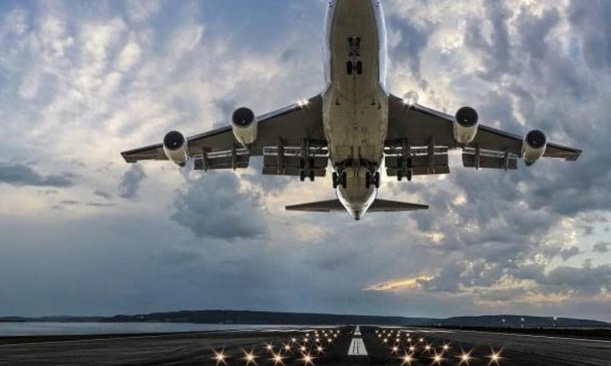11 feriti per una turbolenza in volo. Cos’è successo, quanto è pericoloso, perché in estate è frequente