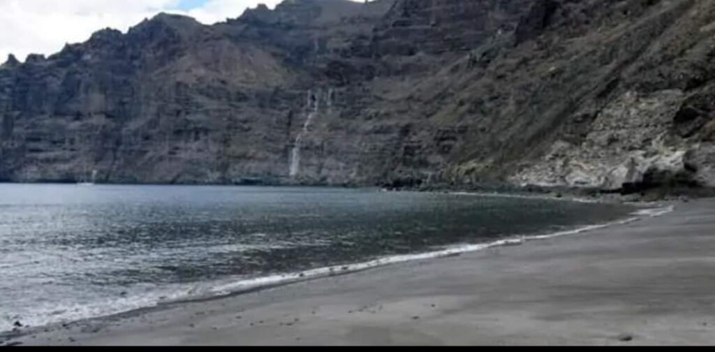 Addio temporaneo alla spiaggia di Los Guíos per motivi di sicurezza: presto ci sarà un belvedere.