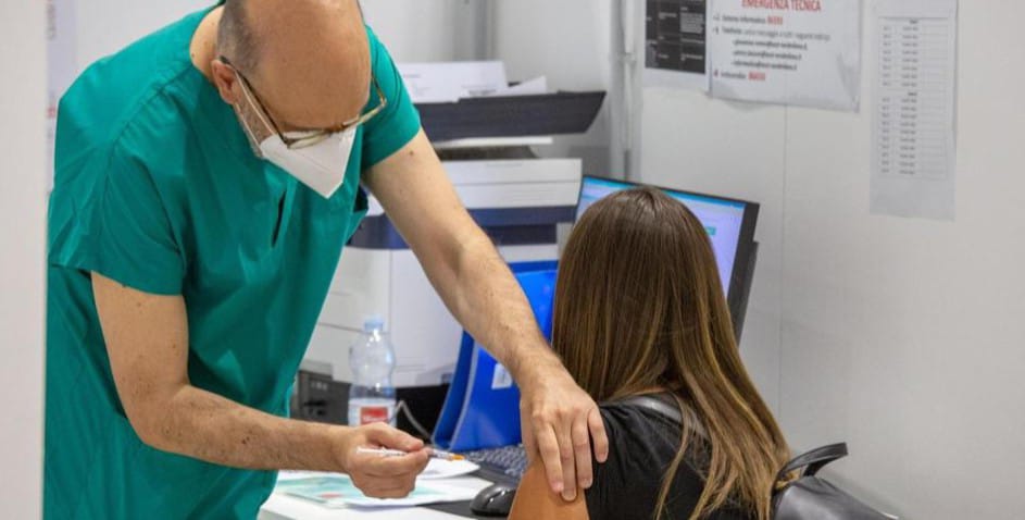 Faccio yoga, il vaccino anti Covid non mi serviva”. Savona, il giudice sospende la multa alla No Vax