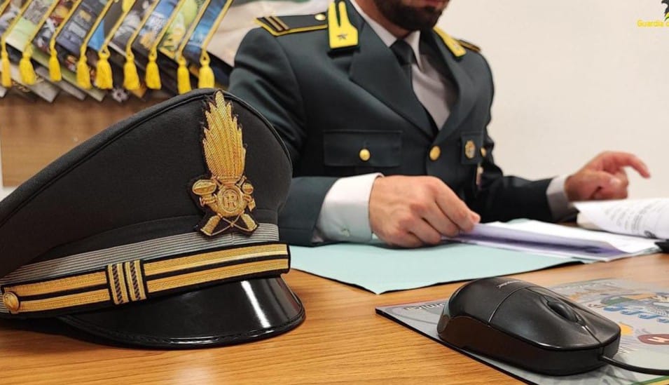 Diciottenni si fingono clochard per il reddito di cittadinanza: maxi truffa da 500mila euro scoperta a Trani, 48 indagati. L’ipotesi di una regia unica