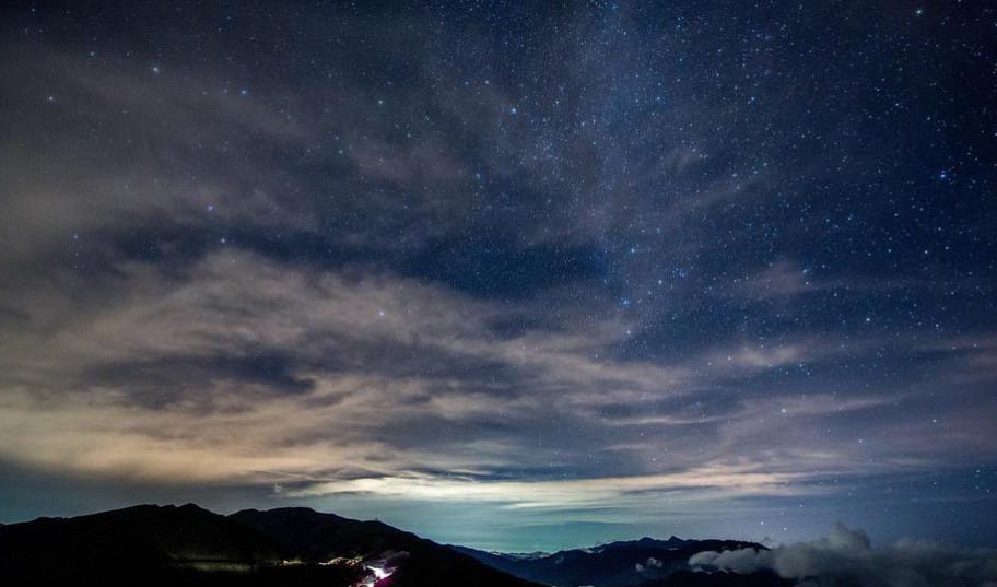 Dallo spazio profondo arriva la cometa Nishimura, ecco come osservarla prima che torni tra 437 anni