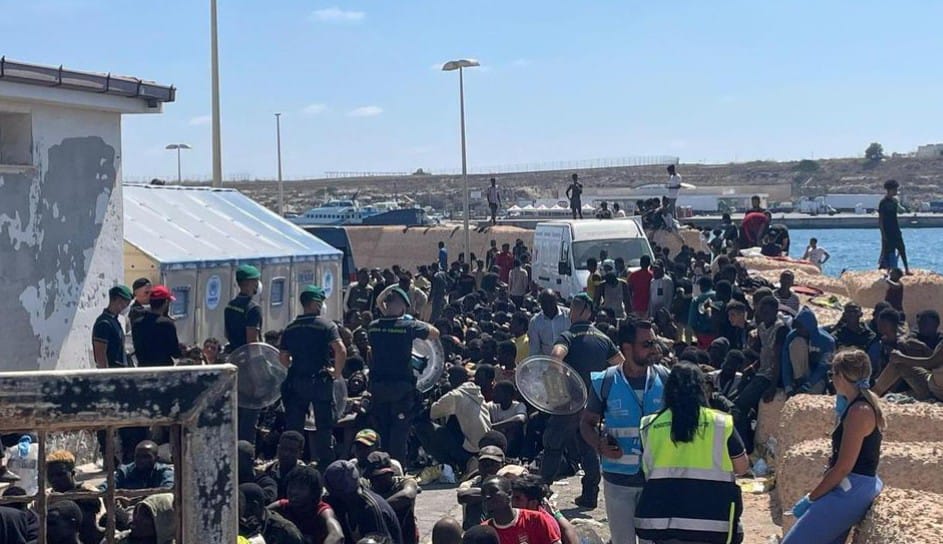 Oltre seimila migranti a Lampedusa, servono cure per i naufraghi feriti. I turisti offrono acqua e merendine