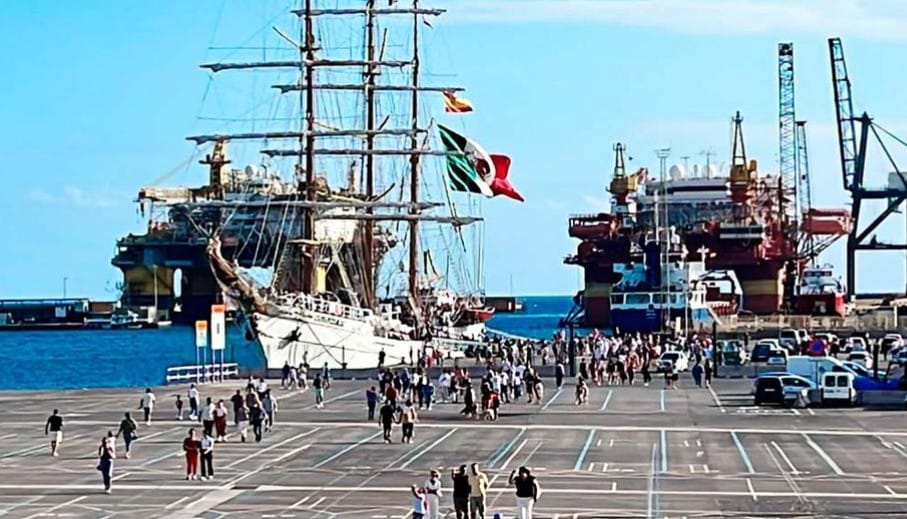 Lunghe code a Santa Cruz de Tenerife per ammirare la nave messicana Cuauhtémoc