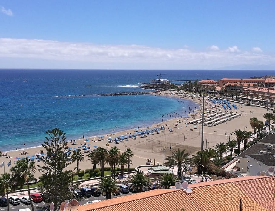 Vivono sulla spiaggia di Las Vistas perché non possono permettersi di pagare l’affitto ad Arona.