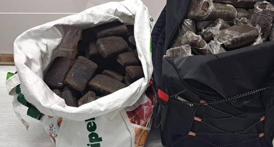 Insolito ritrovamento: chi ha lasciato 28 chili di hashish a una fermata dell’autobus nelle Isole Canarie?