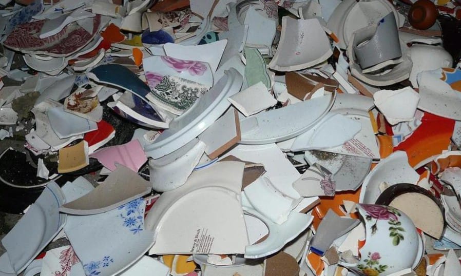Un gruppo di minorenni, figli di politici e imprenditori, devasta una casa di montagna: 130 mila euro di danni. Le famiglie: “Sono molti meno. Gli arredi erano degli anni ‘70”