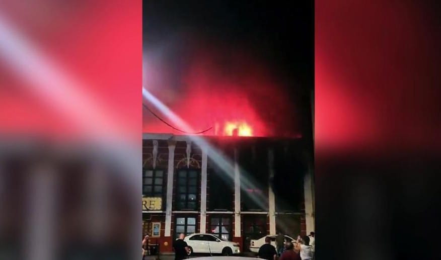 Strage in discoteca a Murcia, il panico in strada davanti al locale in fiamme: le prime immagini