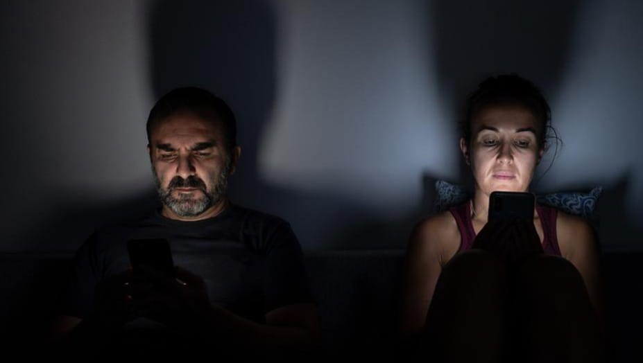 Cresce il numero di chi sceglie la “modalità da monaco”: l’ultima moda per disintossicarsi dai social