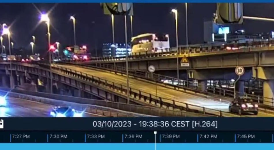 Mestre, pullman precipitato: 21 morti e 15 feriti. Un neonato tra le vittime. Gravissimi 5 feriti. I dubbi sul guard-rail: “Sembra una ringhiera”