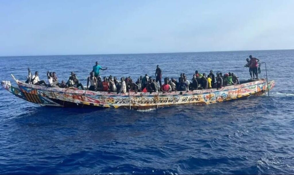 Dieci pateras con quasi 900 migranti arrivano venerdì alle Canarie.